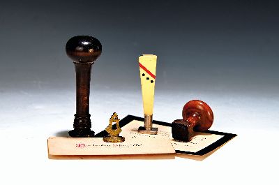 3 Petschaften, 19.Jh., Holz und Metall, 1x "RA", Knauf aus Bakelit mit Jugendstildekor , um 1900/10; 1x "AP", runder Holzknauf, ...
