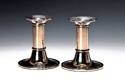 Leuchterpaar, englisch, 20.Jh., Metall versilbert, einflammig, H. je 11cm, 530g