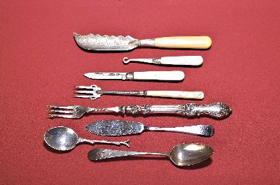 Konvolut englisches Silberbesteck, um 1900, 5 Obstmesser, wohl Martin, Hall & Co., Sheffield, 1911/12, 112g; 5 Kaffeelöffel, England, Mitte 19.Jh., ...