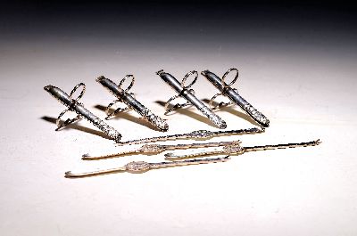6 Spargelzangen und 7 Hummergabeln, wohl niederländisch, 20.Jh., Metall versilbert, mit stilisierten Spargelspitzen bzw. maritimen Motiven, Alterssp.