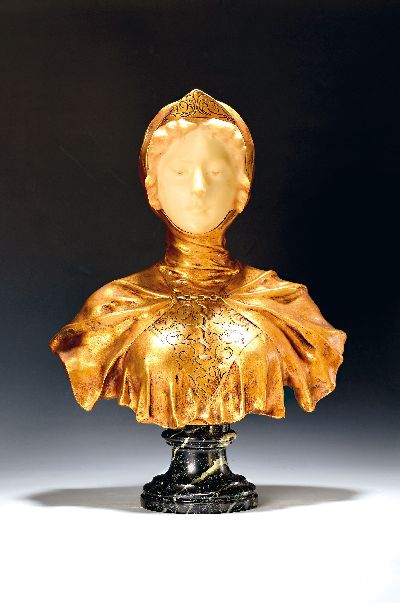 Gustave van Vaerenbergh, 1873-1927, Büste der Jeanne D'Arc, Gesicht aus Alabaster, Haube und Bekleidung aus Goldbronze patiniertem Zinkblech, ...