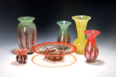 6 Vasen und 5 Schalen, deutsch, WMF Ikora, sog. Schaumglas mit versch. Einschmelzungen in rot, grün, gelb und dunkelrot, Schalen D. 29-31cm, Vasen ...