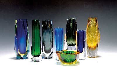 10 Vasen und 2 Schälchen, Murano Italien, 20. Jh., Sommerso, mit einem bzw. zwei Überfängen, facettiert, Vasen von 14 bis 21cm, Schalen 4.5 bzw. ...