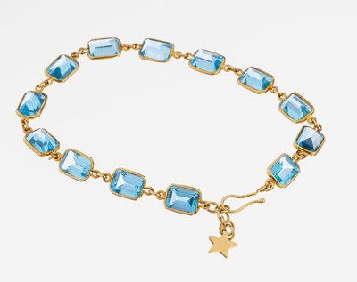 18 kt Gold Topas-Armband, GG 750/000, 13 Blautopase (beh.) im Treppenschliff zus. ca. 13.0 ct, L. variabel ca. 17-18.5 cm, Hakenschließe, ca. 6.1 g