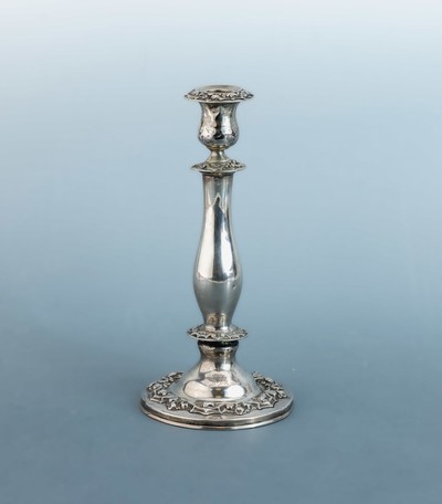 Kerzenleuchter, Österreich, um 1870-90, Silber, runder Fuß mit plastischem Blatt- und Rankenornamenten, balusterförmiger Schaft, profilierte ...