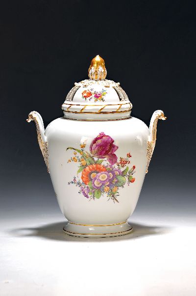 Große Potpourri-Vase, Fürstenberg, 20. Jh., Porzellan, bunter Blumenbukett-Dekor, reiche Goldstaffage, Deckel stark beschädigt, H. ca. 36cm