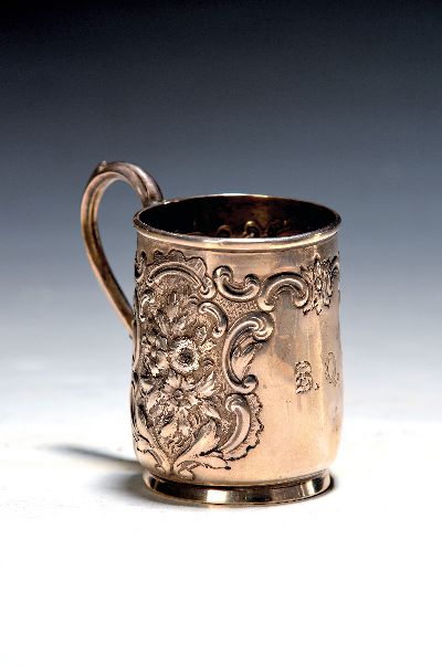 Taufbecher, London England 1919, 925er Sterling Silber, reliefierter Dekor von Rocaillen und Blumen, Monogr. BQ, H. ca. 7.5cm, ca. 95 g