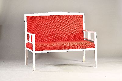 Jugendstil Bank bzw. Sofa, deutsch, um 1900-1910, Holz weiß gefaßt, Sitz gepolstert und bezogen, ca. 109x130x71 cm, EZ 2