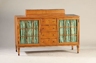 Kleines Jugendstil Buffet, wohl Wien, um 1910, Kirschbaumfurnier, 2 verglaste Türen, 4 Schubladen, Versprossung, ca. 87x141x56 cm EZ 2