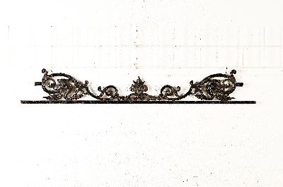 Ziergitter-Element, Frankreich, um 1900, schmiedeeisern, mit stilisierten Phönix- Figuren, H. ca. 16cm, L. ca. 110cm, bewittert