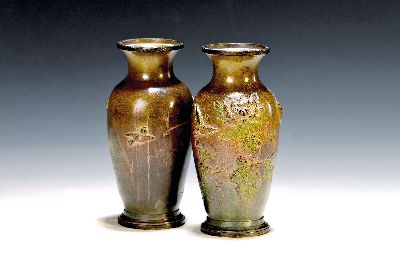 Paar Vasen, Japan, um 1900, Bronze, reliefiert mit Chrysanthemen und Vögel, H. je ca. 13cm