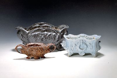 3 Jardinieren, Frankreich, um 1900, Jugendstil, 1 x Gußeisen mit Muscheldekor, ca. 9x25x11cm; 1x Zinn, reliefiert mit Blumen und Ranken, ca. ...