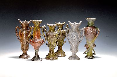 6 kleine Ziervasen, Frankreich, um 1900, Jugendstil, Metallguß reich reliefiert mit Blüten und Ranken, ohne Einsätze, H. ca. 20 bis 23cm