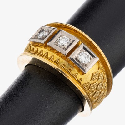14 kt Gold Brillant-Ring, 1950-60er Jahre, GG/WG 585/000, aufwendige Goldschmiedearbeit mit fein ausgeführter Granulation, 3 in WG gefasste ...