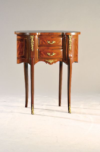 Beistellschränkchen, Frankreich, um 1900, Mahagonifurnier, 2 Schubladen, Messingapplikationen, auf geschwungenen Beinen, ca. 79x66x40 cm, EZ 2