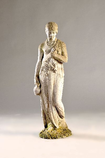 Gartenfigur, Frankreich, um 1900, Steinguß, stehende antike Frau mit Wasserkrug und Zweig, H. ca. 81cm, bewittert
