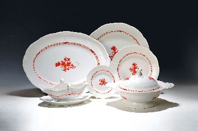 Speiseservice, Meissen, 30/40er Jahre, korallenfarbene indische Blume, golden gehöht, Alt Ozier, 11 Speiseteller flach, 6 Dessertteller, 6 ...