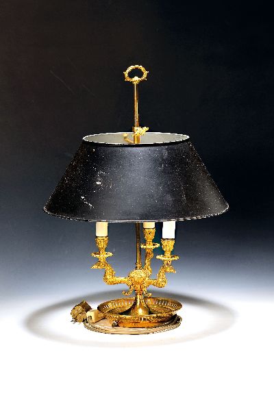 Bouilotte-Tischlampe, Messing und lackiertes Blech, wohl Frankreich, 20. Jh., drei Arme in Vogelform, höhenverstellbarer Mittelstab für den ...