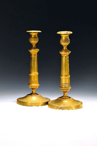 Paar Empireleuchter, Frankreich, erste Hälfte 19. Jh., Messing, reich verziert mit stil. Akanthusblattdekor und anderen Bordüren, H. ca. 26.5 cm