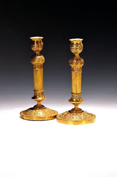 Paar Leuchter, Frankreich, 19. Jh., Empirestil, Weintraubendekor, kannelierte Schäfte, H. ca. 20 cm