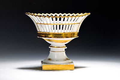 Korbschale, Frankreich, um 1820, Porzellan, Wandung mit Durchbrucharbeit, Goldstaffage altersbedingt berieben, ca. 24 x 28 x 16 cm
