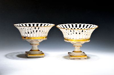 Paar französische Körbe, Frankreich, um 1820/30, Porzellan, Wandung in Durchbrucharbeit, min Altersspuren, Goldstaffage l. berieben, ca. 18.5cm, D. ...