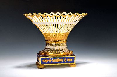 Großer französischer Korb, um 1820, quaderförmiger Fuß royalblau bemalt, reiche Goldstaffage, Korb mit Durchbrucharbeit, reiche Goldstaffage, ca. ...