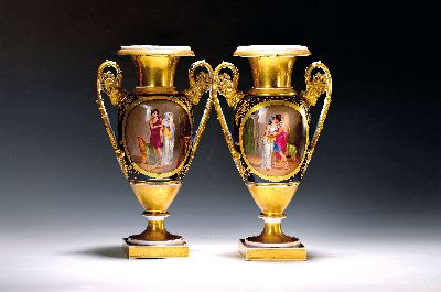 Paar französischer Empirevasen, um 1810/20, kobaltblau, mit großer Figurenmalerei, eine Vase am Ausguß/Rand restauriert und l. bestoßen, die ...