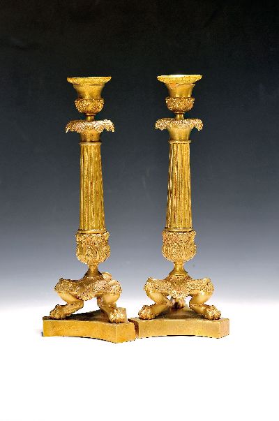 Große Empireleucher, Frankreich, um 1860/70, Messing vergoldet, H. ca. 29 cm, Tropffänger l. verbeult