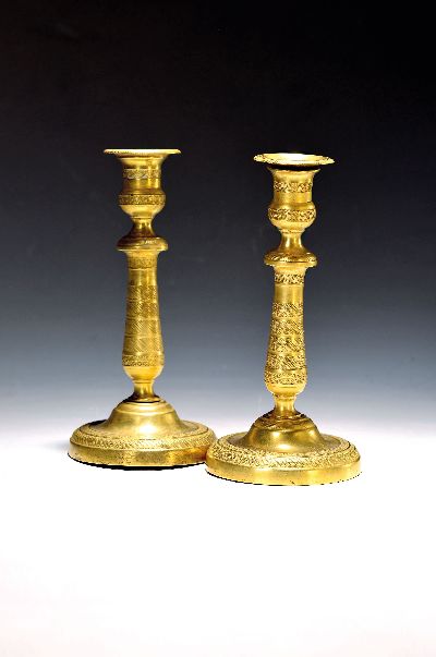 Paar Leuchter, Frankreich, Empirestil, 19. Jh., Messing, reich verziert mit verschiedenen geometrischen und floralen Bordüren, H. ca. 24 cm