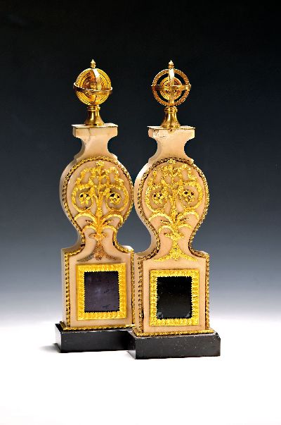 Zwei Beisteller, Frankreich, wohl um 1850/60, Alabaster vergoldeten Applikationen, Schleife und Perlrand, Bekrönungen in Form von Armillarsphären, ...