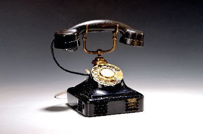 Altes Wählscheibentelefon Bakelit, wohl englisch, Mitte 20. Jh., Bakelit und Metall, Wählscheibe vermessingt, Gebrauchsspuren, Fu. nicht geprüft, ...
