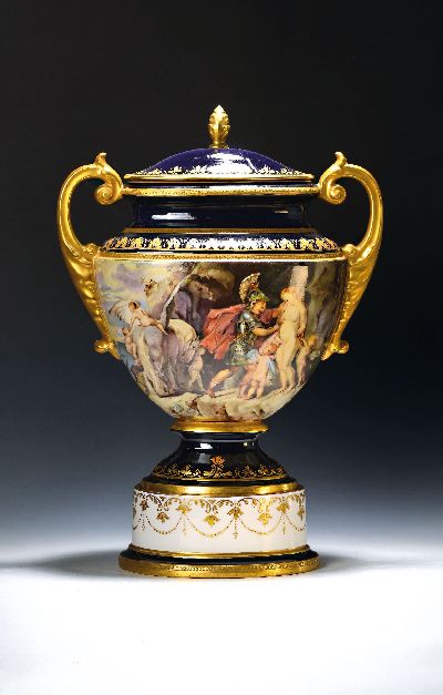 Sehr Großer Deckelpokal/Deckelvase, Hutschenreuther Hohenberg, signiert Egon Grieshammer 1967, aufw. Bemalung beider Seiten, Leda mit Schwan und ...
