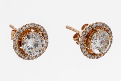 Paar 18 kt Gold Brillant-Ohrstecker, RoseG 750/000, 2 Brillanten zus. ca. 1.61 ct Weiß-l.get.Weiß/vs-si, umgeben von Brillanten zus. ca. 0.25 ct ...