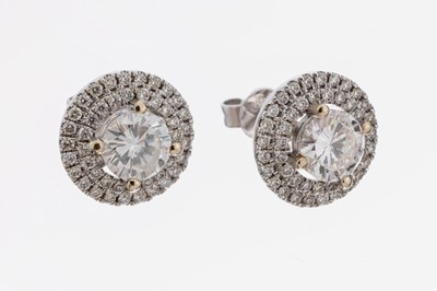 Paar 18 kt Gold Brillant-Ohrstecker, WG 750/000, 2 Brillanten zus. ca. 1.25 ct Weiß/vs-si, umgeben von Brillanten zus. ca. 0.30 ct feines ...
