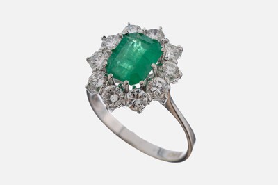 14 kt Gold Smaragd-Brillant-Ring, WG 585/000, mittig erhaben gefasster Smaragd im Emerald Cut ca. 2.0 ct, 10 Brillanten zus. ca.1.50 ct ...
