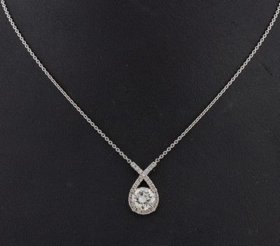 18 kt Gold Brillant-Collier, WG 750/000, Mittelteil mit Brillant ca. 1.01 ct get.Weiß/ vs, Brillanten zus. ca. 0.22 ct feines Weiß- Weiß/vs-si, ...