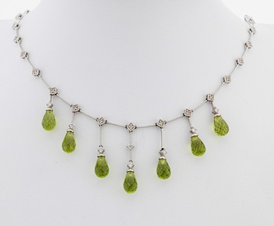 14 kt Gold Peridot-Brillant-Collier, WG 585/000, feine Verarbeitung aus länglichen undquadratischen Gliedern, 7 bewegl. abgehangene Peridot-Pampeln ...