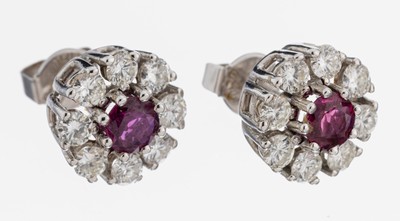 Paar 14 kt Gold Rubin-Brillant-Ohrstecker, WG 585/000, mittig 2 rundfacett. Rubine zus. ca. 1.20 ct, Brillanten zus. ca. 2.0 ct ...