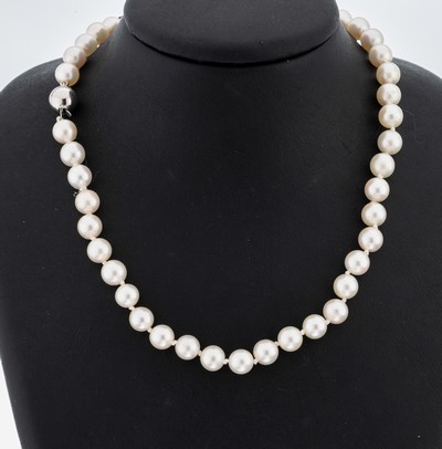 Perl-Collier, Akoyazuchtperlen, D. ca. 8- 8.5 mm, einzeln geknotet, L. ca. 92 cm, Kugelschließe 925er