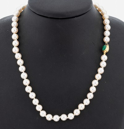 Perl-Collier mit 18 kt Gold Saphir-Smaragd- Schließe, GG 750/000, Akoyazuchtperlen, D. ca. 7-7.8 mm, Steckschließe mit Saphir- Cabochon ca. 0.65 ...
