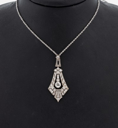 18 kt Gold Art Deco Diamant-Anhänger, um 1920, WG 750/000, feines geometrisches Design, mittig Altschliffdiamant ca. 0.60 ct Weiß/vs, ...