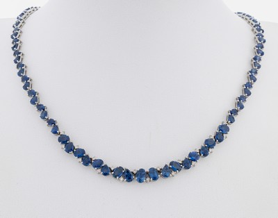 14 kt Gold Saphir-Brillant-Collier, WG 585/000, 98 oval- und tropfenf. facett. Saphire zus. ca. 30.0 ct, 19 Brillanten zus. ca. 0.30 ct Weiß/si-p, ...