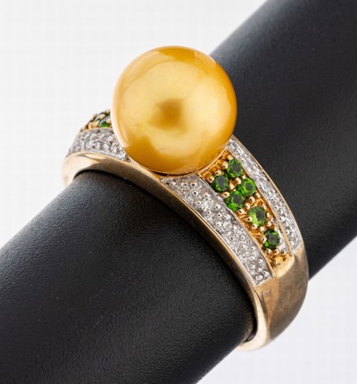 9 kt Gold Perl-Demantoid-Diamant-Ring, GG 375/000, mittig gelbe Zuchtperle, D. ca. 9.6 mm, gefärbt, 12 rundfacett. Demantoid zus. ca. 0.20 ct, 8 ...
