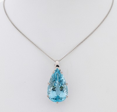 18 kt Gold Aquamarin-Clipanhänger, WG 750/ 000, facett. Aquamarin-Tropfen von sehr guter Farbe ca. 23.25 ct (grav.), bogenf. Unterka- derung, L. ...