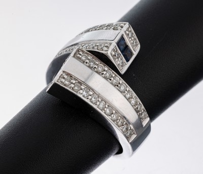 18 kt Gold Saphir-Brillant-Ring, WG 750/000, asymm. Ringkopf, 4 Saphir-Carrees zus. ca. 0.31 ct, 48 Brillanten zus. ca. 0.57 ct Weiß/si-p, RW 53.5, ...