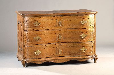 Kommode, Barock, um 1760, Eiche massiv , orig. Messingbeschläge, orig. Kastenschlösser, orig. Füsse, geschnitzte Schürze, seitlich ...