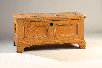 Flachdeckeltruhe, wohl süddeutsch um 1800, Fichte, mit Innenfach, kassettiert, orig. großes Kastenschloß, orig. Schlüssel, Zargenfüsse, ca. 60 x ...