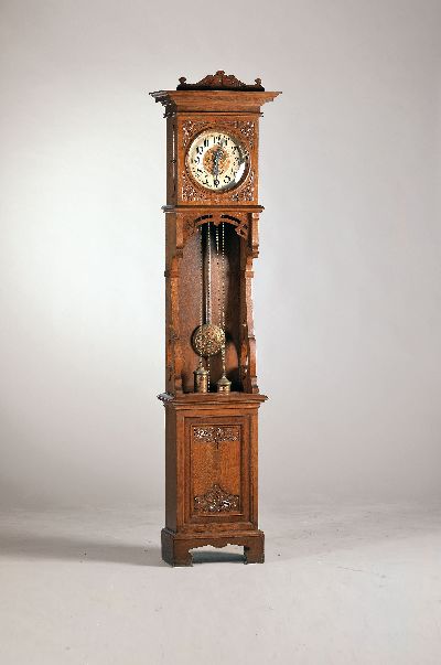Standuhr, Jugendstil, Gustav Becker,von 1901 , florale Flachschnitzereien, Holzgehäuse, offener Schwungbereich des Pendels, verzierte Pendelscheibe ...