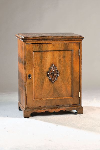 Kommodenschrank, Biedermeier, um 1835-40, Mahagonifurnier, eine Tür, aufgelegte Schnitzerei, verändert, Einsteckschloss, ca. 91 x 70 x 49 cm, EZ 3, ...